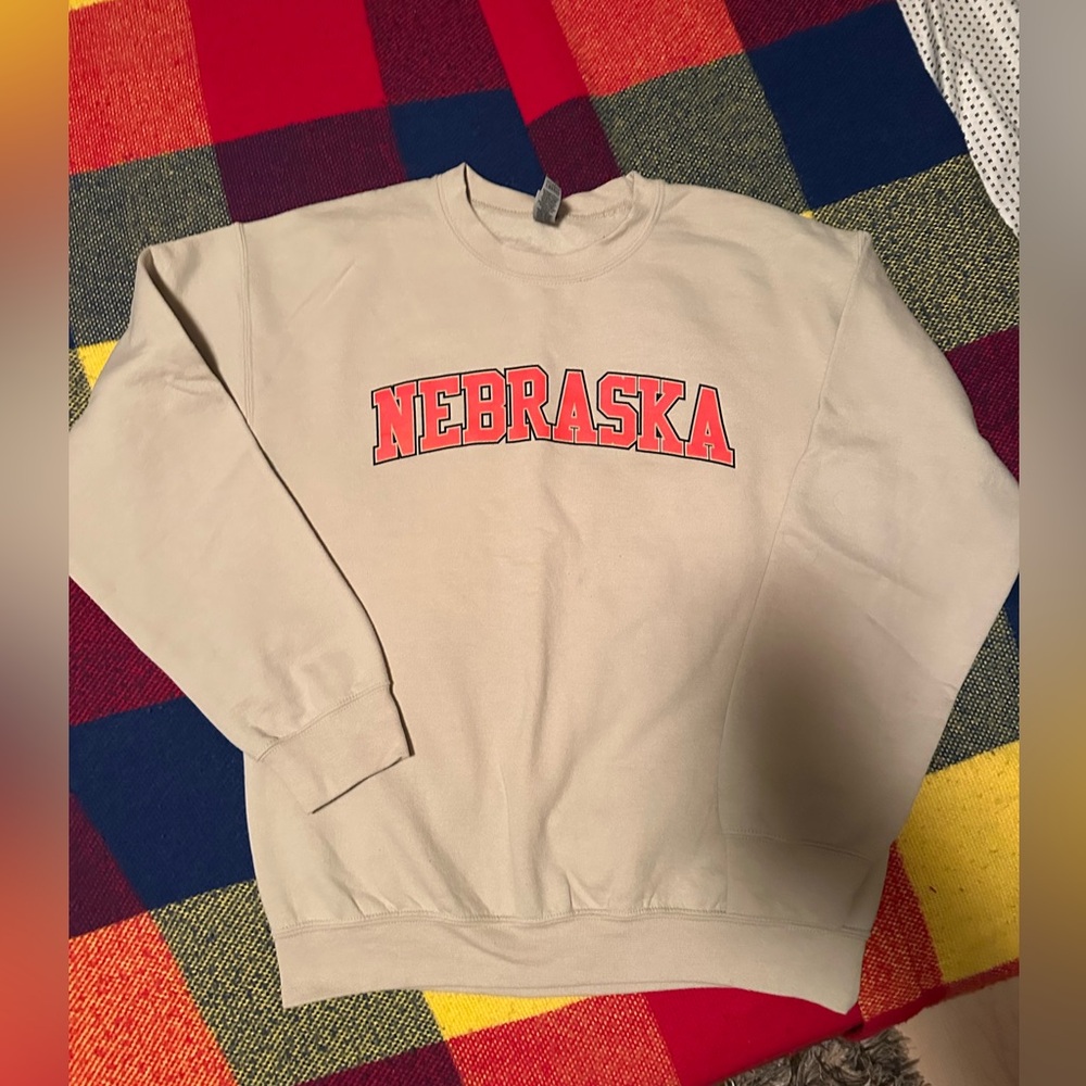 University of Nebraska Beige Sweatshirt, Ladies Medium - Picture 2 of 3
